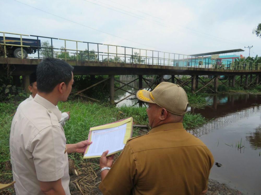 Gubernur Jamb saat meninjau jembatan besi di Desa Teluk Nilau Kecamatan Bram Itam Tanjung Jabung Barat..