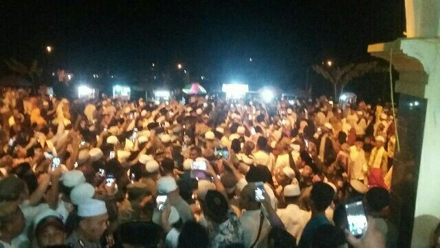Suasana jamaah di luar masjid As Sulthon, Sarolangun mendengar tausyiah UAS