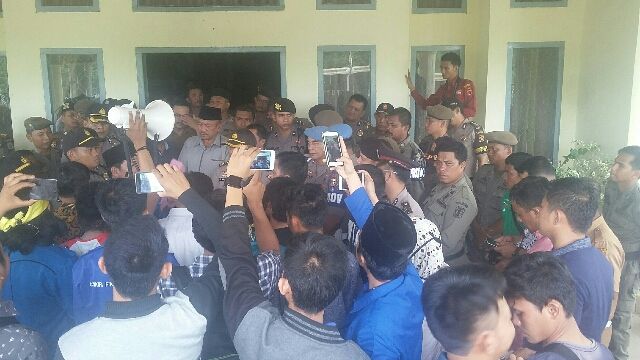Terlihat Ketua DPRD, H M Syaihu menemui aksi unjuk rasa di gedung DPRD Sarolangun Senin (5/3) siang ini.