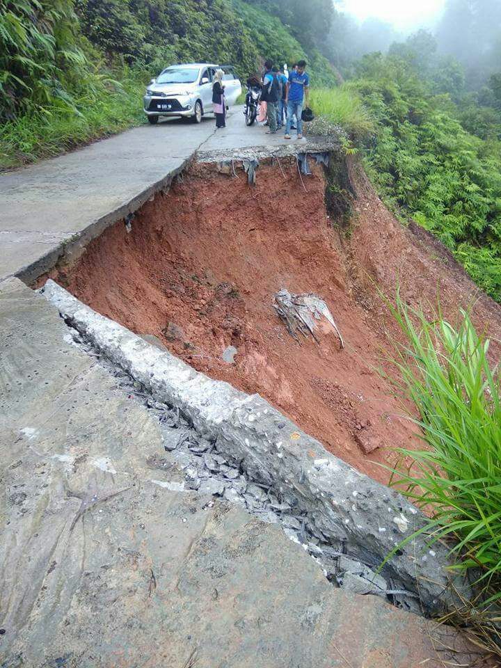 Kondisi jalan di liter S, tepatnya di pinggir jurang menuju ke Kecamatan Batang Asai mengalami longsor, Jum'at (9/3), pagi ini