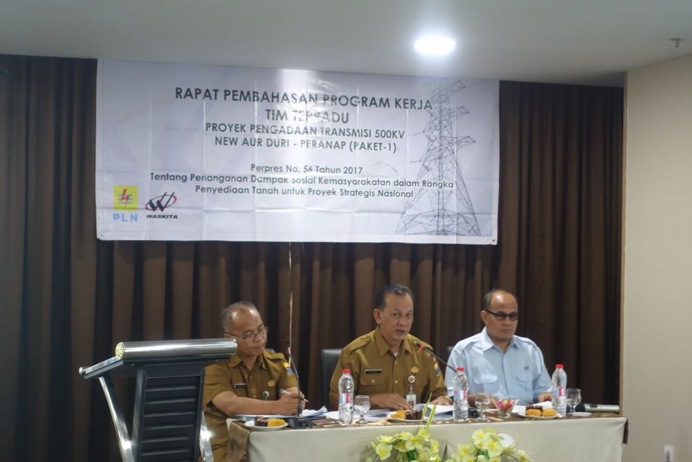 Sekretaris Daerah Provinsi Jambi, M Dianto saat rapat bersama Tim Terpadu Percepatan Pengadaan Transmisi 500 Kv.