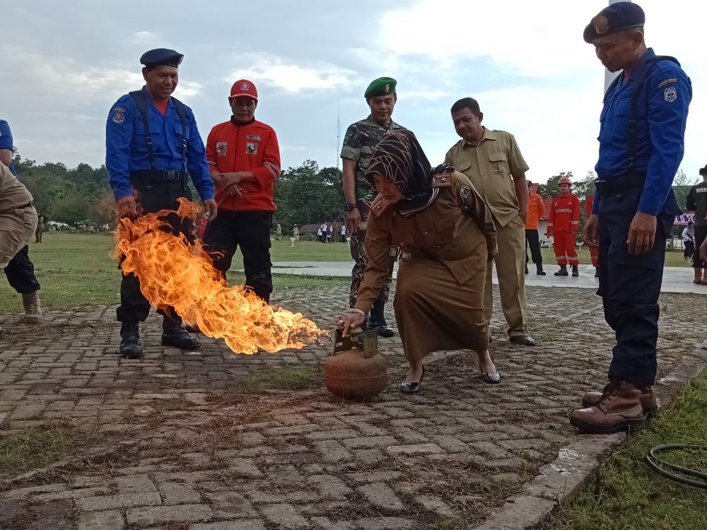 Salah satu pejabat Sarolangun, Febriati mencoba memberanikan diri untuk menjinakkan api yang sedang menyembur dari tabung gas