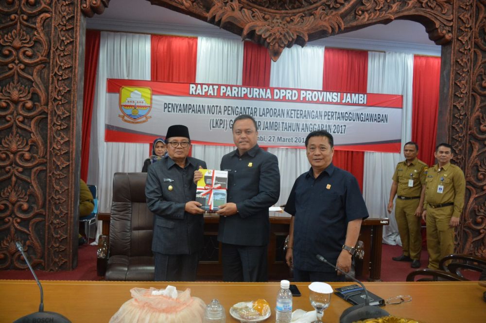 Wakil Gubernur Jambi Fachrori Umar Saat Menyerahkan LKPj 2017 ke Ketua DPRD .