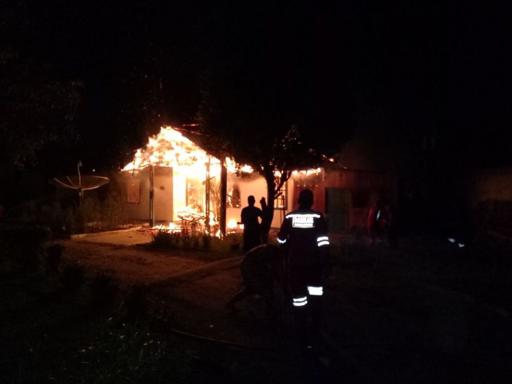 Terlihat kobaran api melahap Rumdis TVRI jambi di Kelurahan Pasar Sarolangun, Sabtu (7/4) dini hari