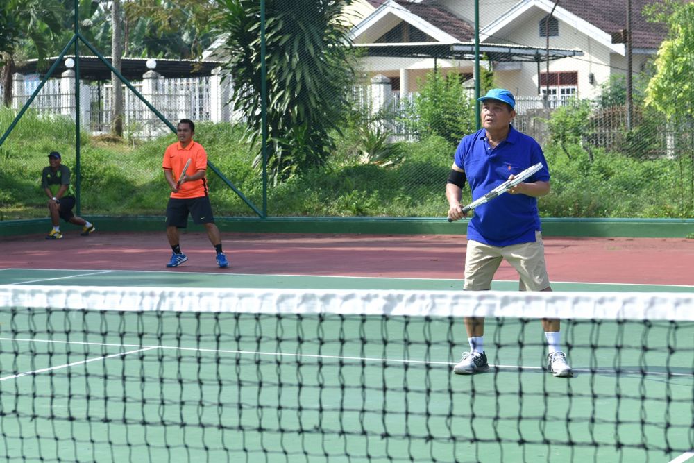 Plt. Gubernur Jambi, Dr.Drs.H.Fachrori Umar,M.Hum, mengisi pagi dengan bermain tenis melawan Tim PT. Semen Padang di Lapangan Tenis Universitas Jambi (Unja) kampus Telanaipura, Minggu (15/4/18).