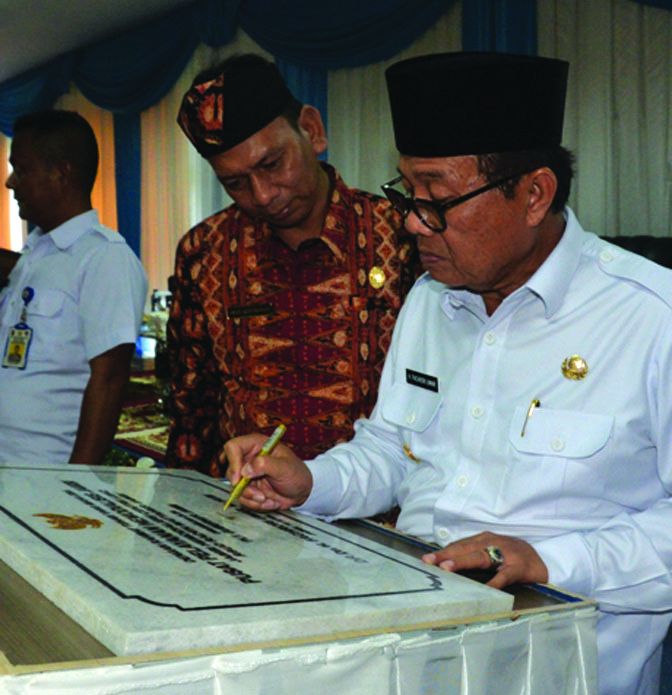 -Pelaksana Tugas (Plt) Gubernur Jambi, Dr. Fachrori Umar meresmikan gedung pusat layanan cuci darah (hemodialisis centre) di Rumah Sakit Umum Daerah (RSUD) Raden Mattaher (RM) Jambi, Rabu (18/4/18).