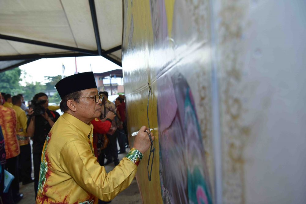 Plt Gubernur Fachrori menghadiri Puncak Peringatan Hari Ulang Tahun (HUT) ke-43 Taman Mini Indonesia Indah (TMII), bertempat di Teater Garuda TMII, Jakarta,Jumat (20/4).