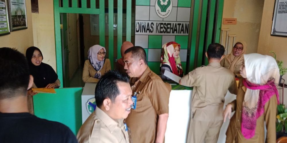 Tim evaluasi pelayanan publik di Kabupaten Batanghari, Inspeksi mendadak (Sidak) disejumlah Organisasi Perangkat Daerah (OPD), khsususnya OPD yang behubungan dengan pelayanan publik Senin (23/4).