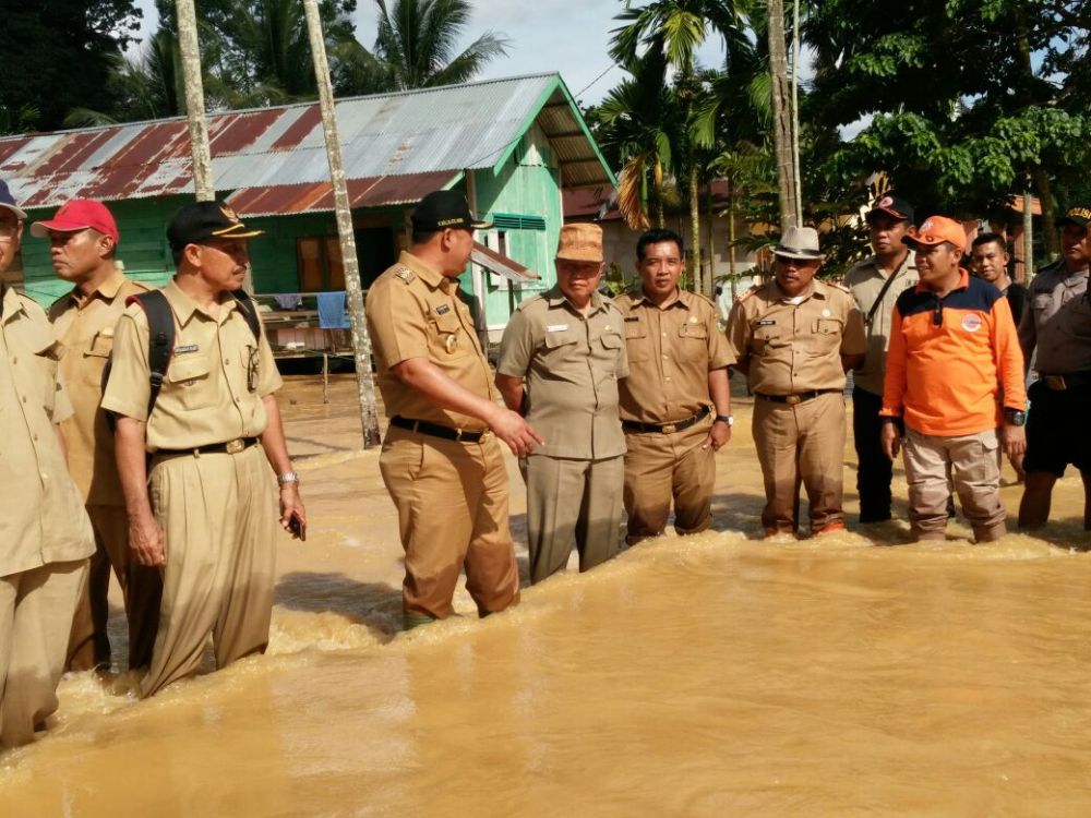 Wabup, H Hillalatil Badri bersama Sekda H Thabroni Rozali turun ke lokasi banjir di Desa Muara Limun dan Desa Pulau Pandan