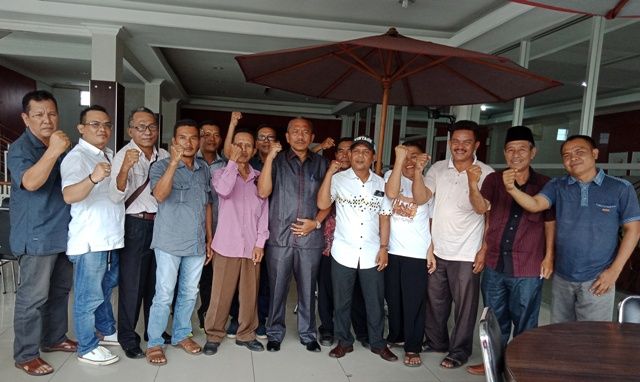 Secara spontanitas, 10 Ketua PAC PDIP Kabupaten Sarolangun shilaturahmi dengan Ketua DPRD, H Muhammad Syaihu pada Rabu (25/4), kemarin siang