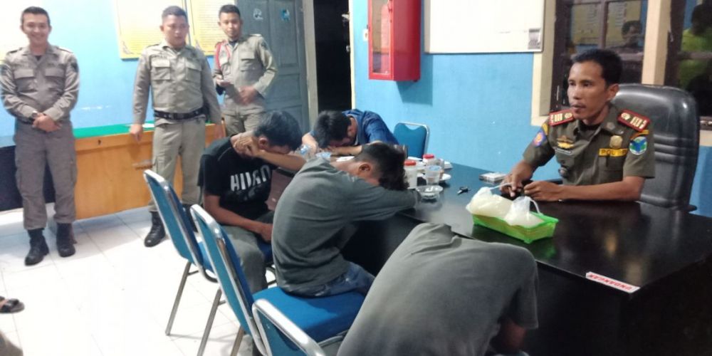 Empat pemuda tanggung terpaksa digiring Anggota Satpol PP Batanghari.