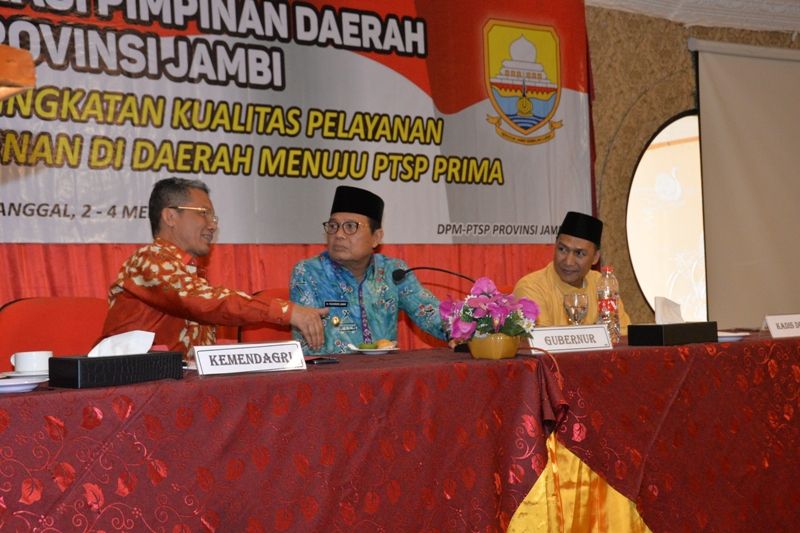 Membuka Rapat Koordinasi Pimpinan Daerah Se Provinsi Jambi dalam rangka peningkatan kualitas pelayanan perizinan dan nonperizinan didaerah menuju PTSP Prima di Hotel Abadi Grand Jambi,  Kamis (3/5/18).