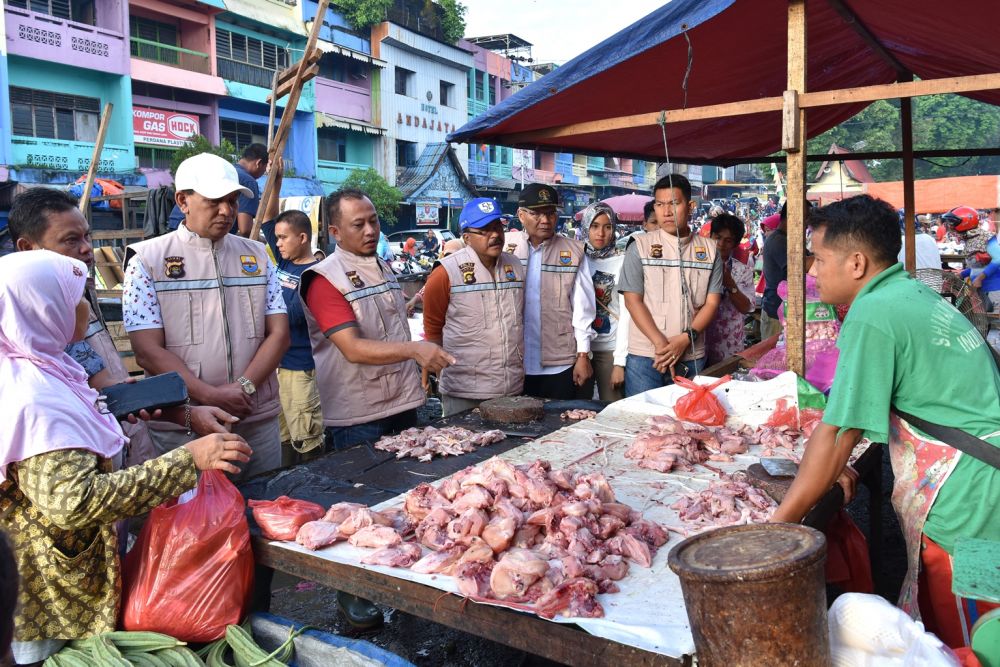 Satgas Pangan dipimpin Sekretaris Daerah (Sekda) Provinsi Jambi M. Dianto, Minggu pagi (13/5) melakukan sidak ke Pasar tradisional Angso Duo, terkait kenaikan beberapa harga Kebutuhan pokok menjelang puasa.