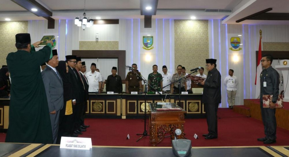Plt Gubernur Jambi Fachrori Umar saat melantik lima anggota Komisioner Komisi Informasi Provinsi (KIP) masa jabatan 2018-2022 di ruang pola kantor gubernur Jambi, Rabu (23/5). (foto : Endang Haryanto)