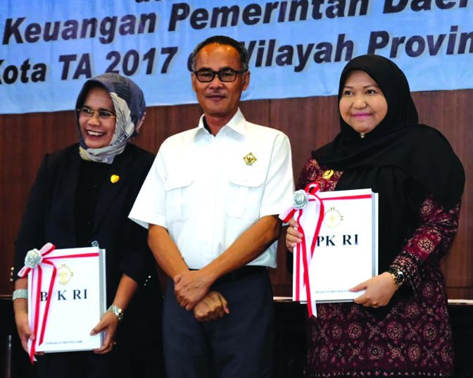 Bupati Masnah bersam Ketua DPRD Muarojambi dan Ketua BPK RI Perwakilan Jambi.