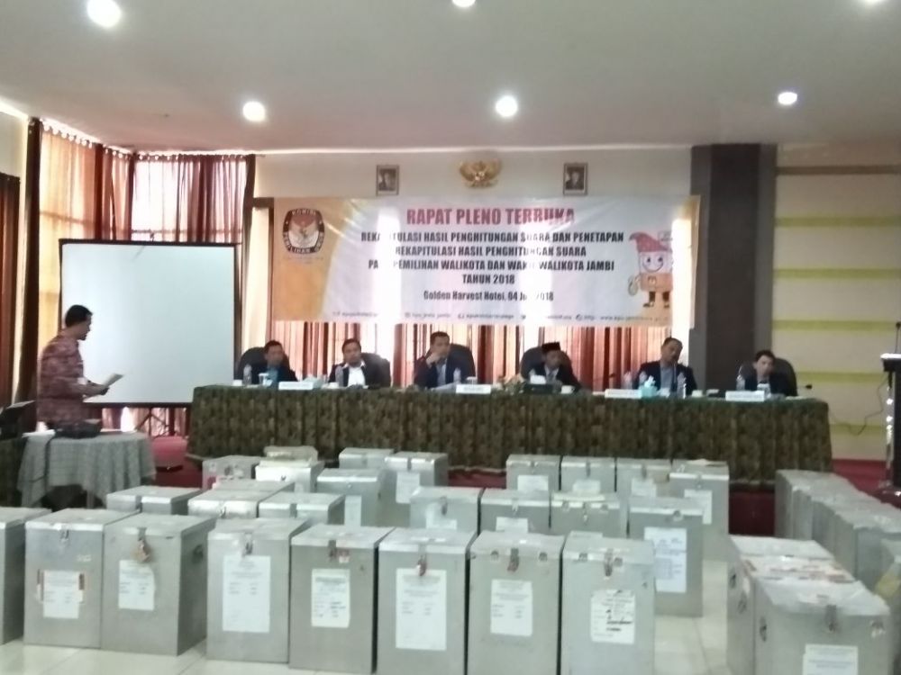 Komisi Pemilihan Umum (KPU) Kota Jambi melaksanakan rapat pleno terbuka rekapitulasi hasil penghitungan suara Pemilihan Walikota dan Wakil Walikota Jambi tahun 2018 di Golden Harverst,Rabu (4/7).