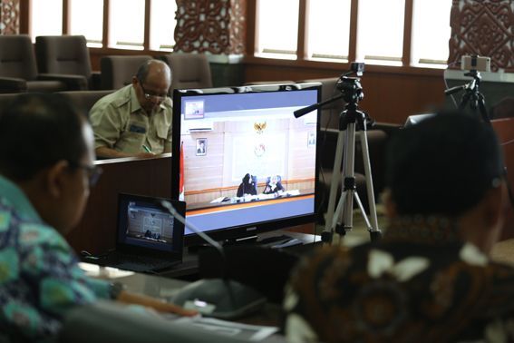 Suasana sidang dugaan kode etik via telekonference di Kantor Bawaslu Provinsi Jambi 