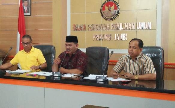 Tim Seleksi Calon Anggota Bawaslu Kabupaten/Kota se-Provinsi Jambi saat mengumumkan nama-nama peserta yang lolos seleksi administrasi.