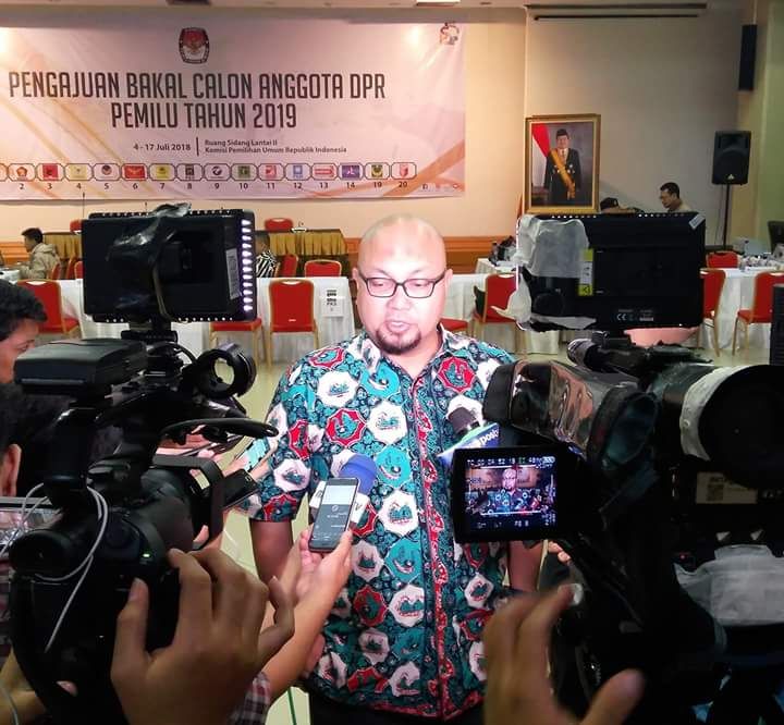 Komisioner KPU RI, Ilham Saputra menjelaskan kepada pers terkait pendaftaran Bacaleg