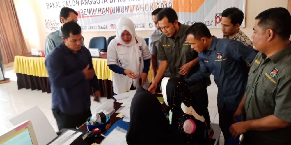Komisoner KPU Kabupaten Muaro Jambi saat menerima pendaftaran Bacaleg Partai Persatuan Indonesia 