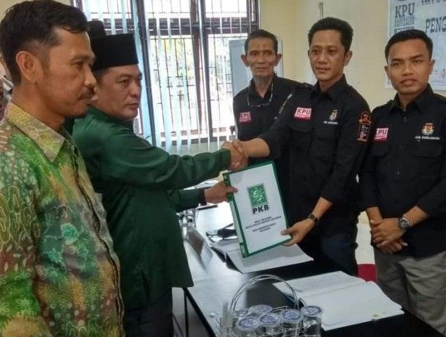 Ketua PKB Sarolangun, M Fadlan Arafiqi SE MH saat menyerahkan berkas pendaftaran Bacaleg kepada Ketua KPUD Sarolangun, Muhammad Fakhri MPd, beberapa waktu yang lalu.