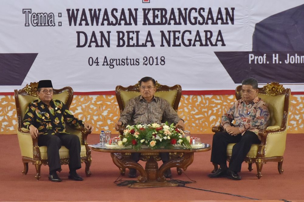 Plt Gubernur Fachrori  saat mendampingi Wakil Presiden Republik Indonesia (Wapres) RI, Dr.Drs.H.Jusuf Kalla memberi Kuliah Umum di UNJA.