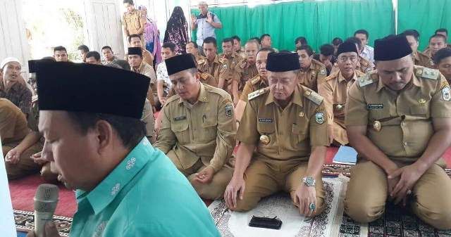 H Cek Endra dan H.Hillalatil Badri bersama ASN melaksanakan shalat Dzhur berjamaah di Masjid Umaro' di Pemkab Sarolangun  
