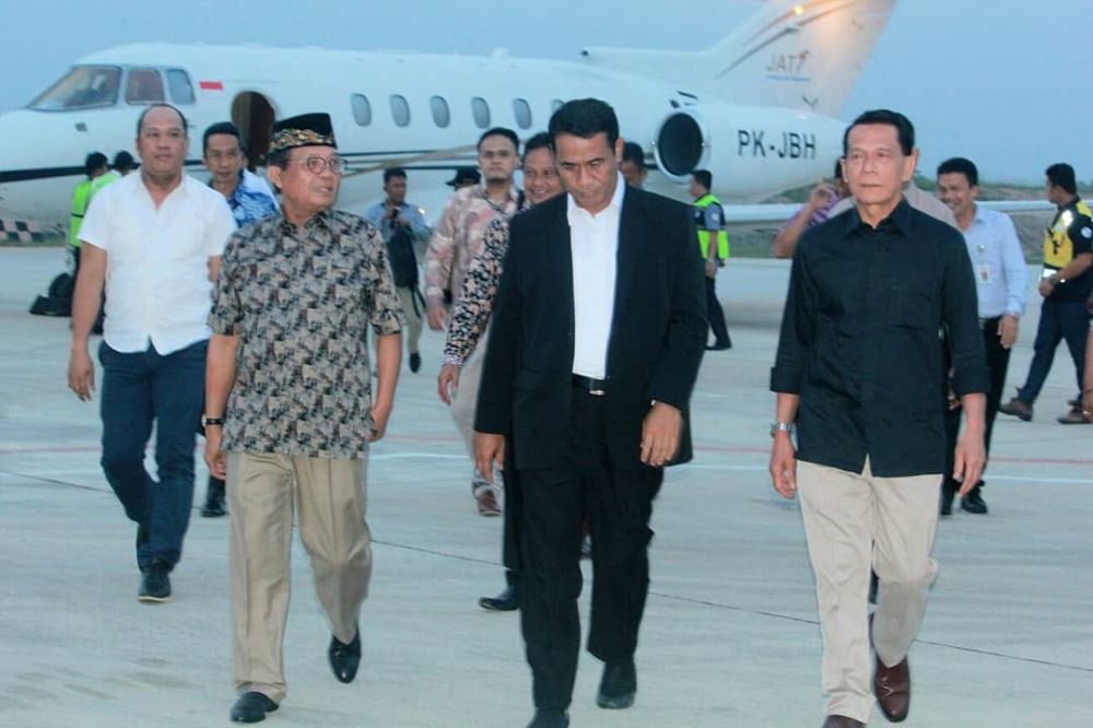 Pelaksana Tugas (Plt) Gubernur Jambi, Dr. Drs. H. Fachrori Umar, M. Hum, Minggu (9/9/2018) menyambut kedatangan Menteri Pertanian Republik Indonesia, Dr. Ir. H. Andi Amran Sulaiman 