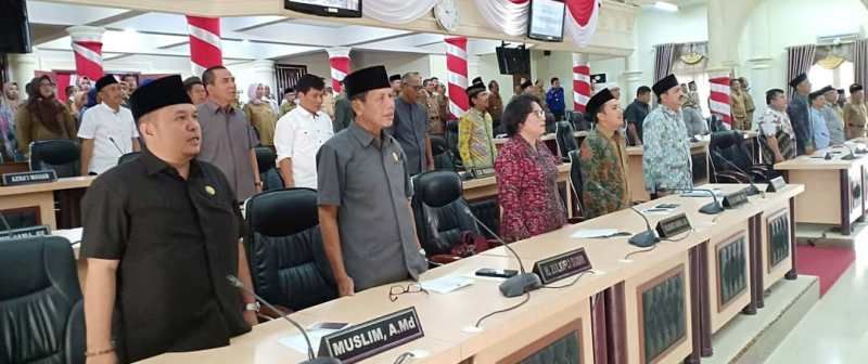 Sidang paripurna DPRD Sarolangun diawali dengan menyanyikan lagu kebangsaan Indonesia Raya