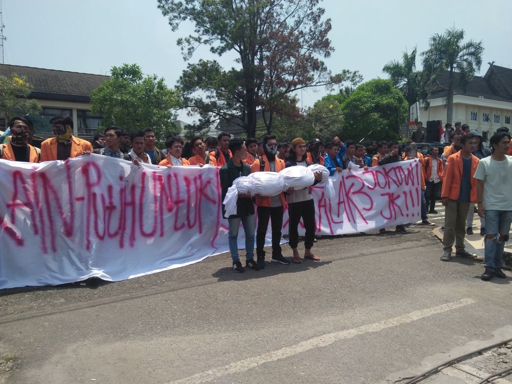 Sekitar seratus mahasiswa dari Aliansi Mahasiswa Jambi, menggelar aksi unjuk rasa dimulai dari simpang BI,dan dilanjutkan menuju kantor DPRD Provinsi Jambi,berada wilayah Kecamatan Telanaipura, Kota Jambi, Kamis (13/9).