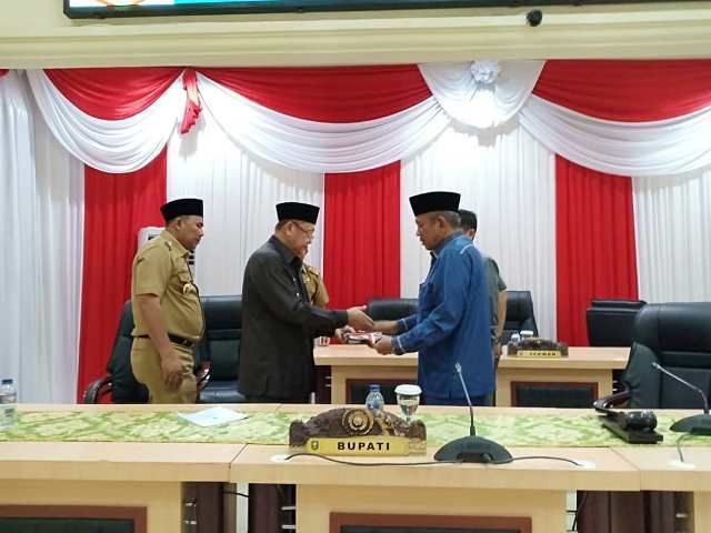 Bupati, Drs H Cek Endra ketika menyerahkan KUPA dan PPAS APBDP Sarolangun 2018 kepada Ketua DPRD, H Muhammad Syaihu, baru-baru ini.