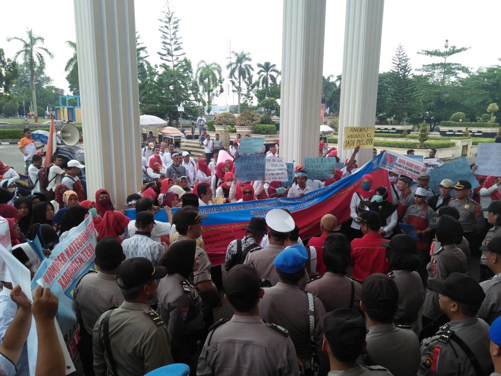 Ratusan honorer Kategori dua (K2) se-Provinsi Jambi, Rabu (26/9) menggelar aksi unjuk rasa di gedung DPRD Provinsi Jambi dan menuntut diprioritaskan diangkat menjadi Pegawai Negeri Sipil (PNS). (Foto : Endang/Jambi Star)