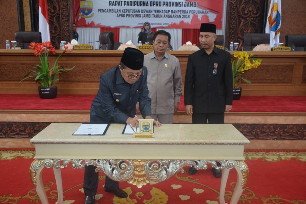 Plt Gubernur Jambi Fachrori Umar menandatanganinya Ranperda APBD Perubahan 2018.