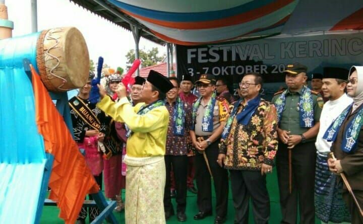 Plt Gubernur membuka festival Danau Kerinci.