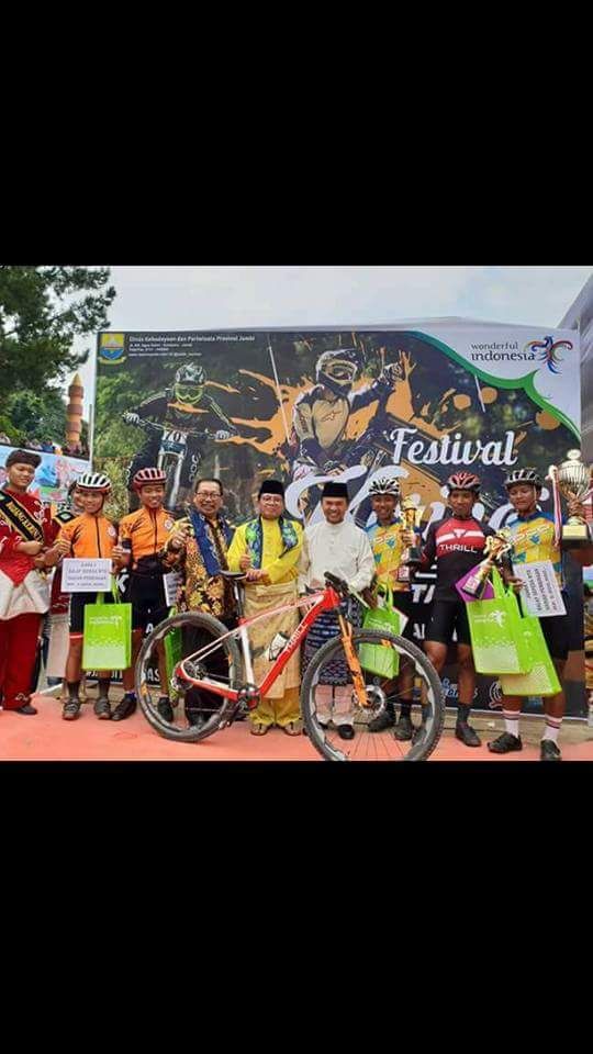 Plt Gubernur dan Bupati oto bersama pemenang lomba balap sepeda pada festival Kerinci.