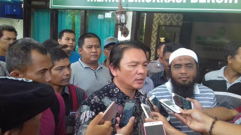 Pengacara warga Gunung Kembang, Doni Martin selaku penggugat terhadap PT KBB dan CEI saat dimintai keterangan pasca gagalnya mediasi pada Selasa (23/10), siang 