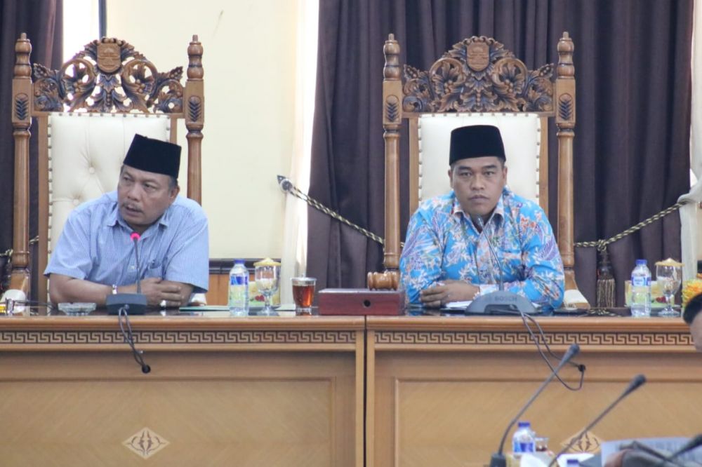 Wakil Ketua I dan II DPRD Muaro Jambi Edison dan Amirudin Memimpin Hearing