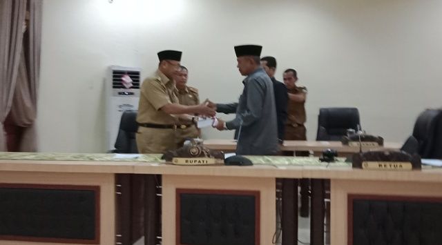 Bupati H Cek Endra menyerahkan rancangan KUA dan PPAS APBD 2019 kepada Ketua DPRD H Muhammad Syaihu dan disaksikan Waka Amir Mahmud