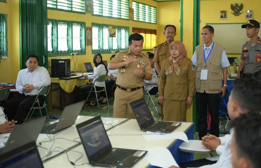 Bupati Merangin H Al Haris ketika memantau jalannya tes CPNS.jpg