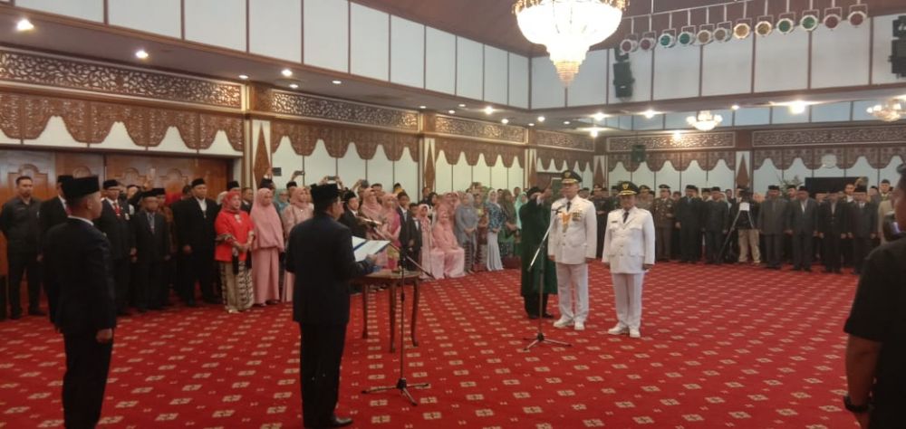 Plt Gubernur Jambi Fachrori  Umar saat melantik Syarif Fasha - Maulana menjadi Walikota  dan Wakil Walikota masa jabatan 2018-2023