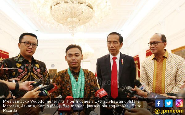 Presiden Joko Widodo Menerima Liffter Indonesia Eko Yuli Irawan di Istana Medeka