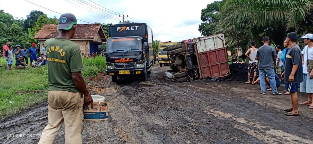 Truk Batubara Terbalik Hingga Menyebabkan Kemacetan Panjang