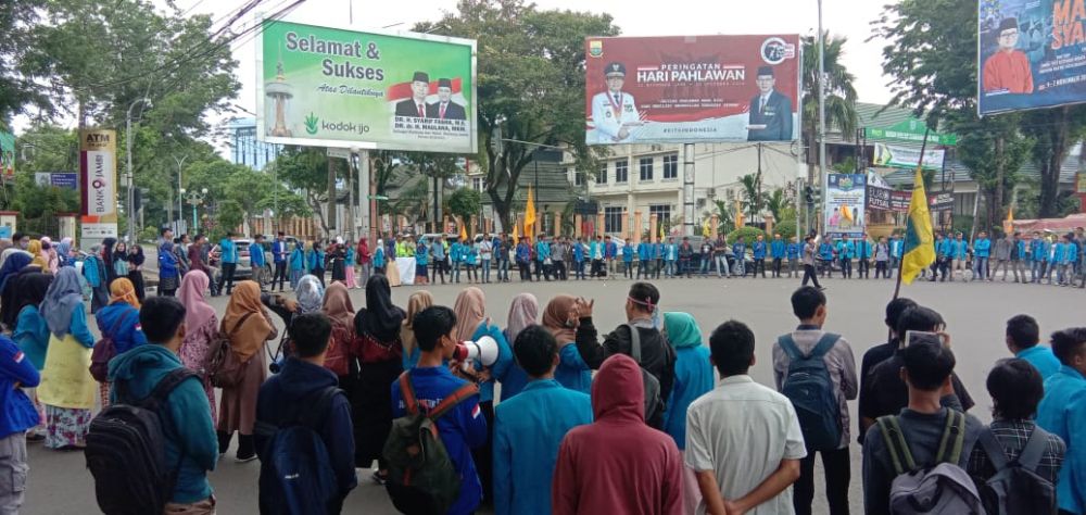Ratusan Mahasiswa yang tergabung dalam organisasi Pengerakan Mahasiswa Islam Indonesia (PMII) Provinsi Jambi mengelar unjuk rasa di Simpang IV Bank Indonesia (Foto : Endang Jambi star). 