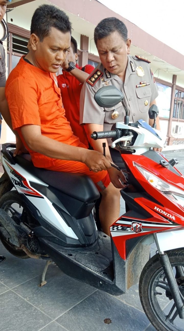 Kapolres Tanjabbar, AKBP ADG Sinaga SIK Memperlihatkan BB Motor Honda Beat