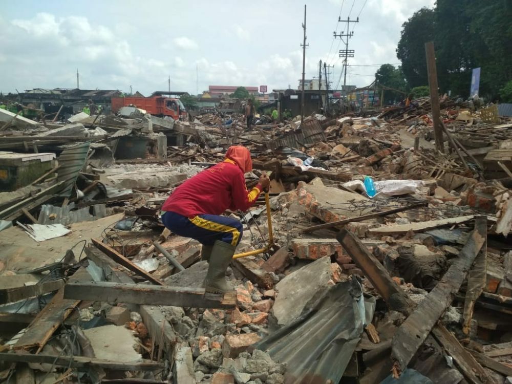 Pemulung Saat Mencari Besi-besi Bekas dari Bangunan Pasar Angso Duo Lama