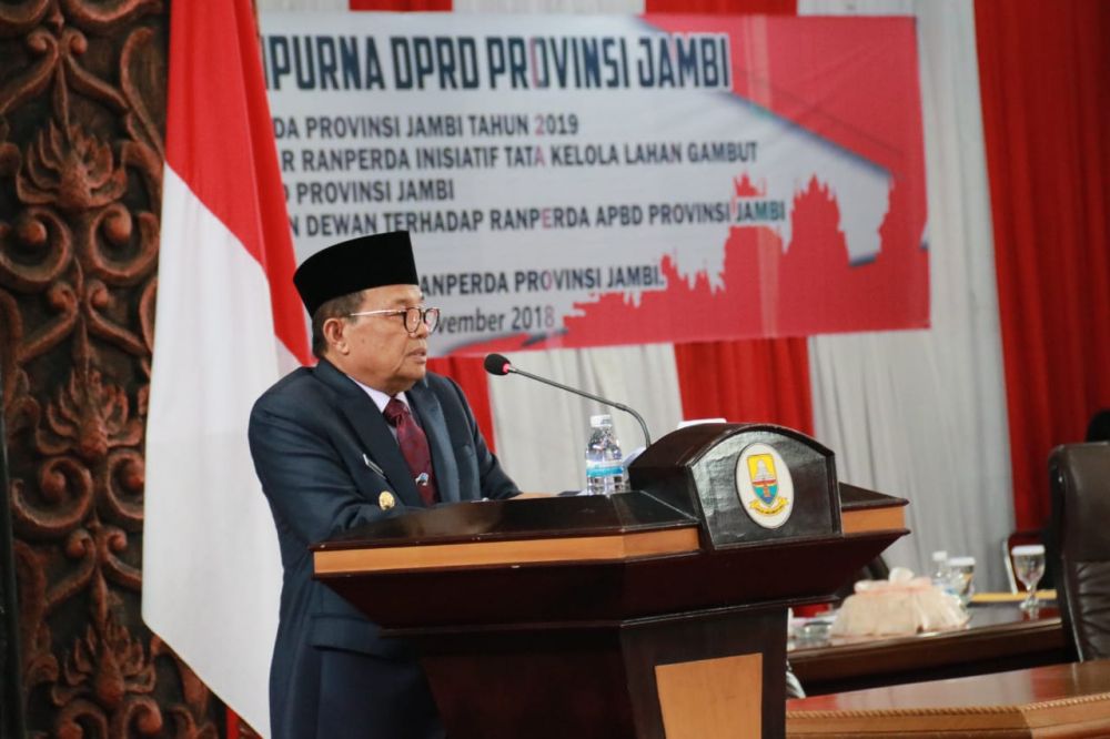 Plt Gubernur Jambi Fachrori Saat Menyampaikan Ranperda