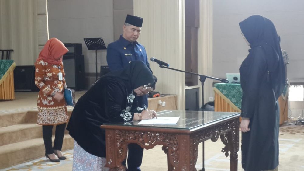 Fasha Menyaksikan Penendatangan Pelantikan Ketua Dekranasda Kota Jambi