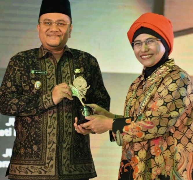 Wakil Walikota Jambi DR dr H Maulana MKM menerima penghargaan dari Asisten Deputi Pengembangan Pemasaran Kementerian Pariwisata RI, Masruroh S.Sos MAB