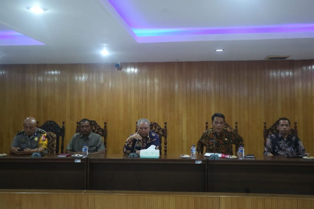 Bupati Tanjabar Memimpin Rapat Mediasi yang Tak dihadiri Pihak Perusahaan