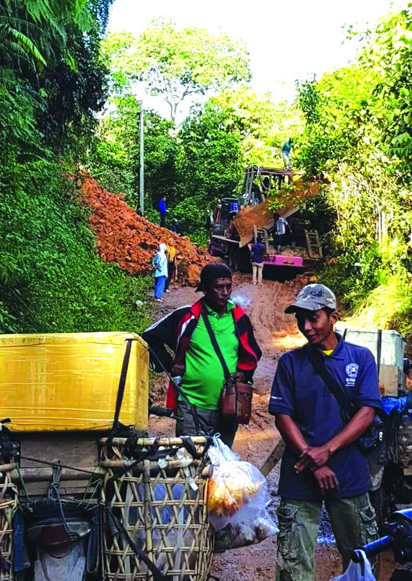 Kondisi Jalan Bukit Rayo Kecamatan Batang Asai yang Rawan Longsor